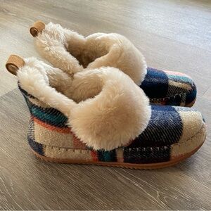 Plaid Fleece-Lined Womens Slippers / Dearfoams / Size M (7-8) / Fuzzy Slippers